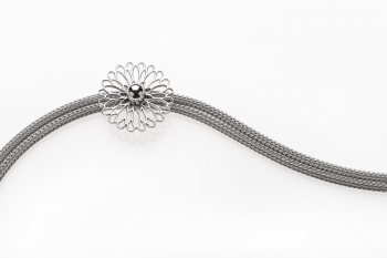 Silver bracelet with calza chain and microcasted flower in the middle.  - Thumb